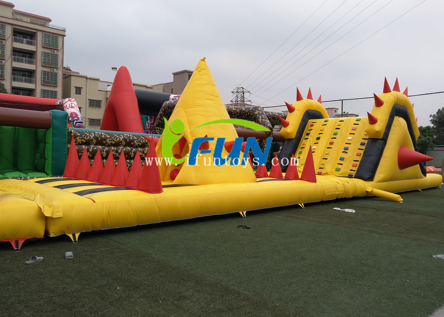 The biggest insane 5K inflatable assault obstacle course/military 5k race run obstacle /inflatable wipeout team building game for adults